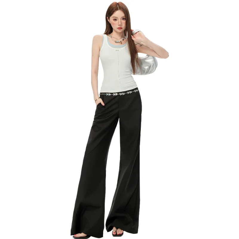 بنطلون كاجوال واسع الساقين بقصة نظيفة ومميزة، رمادي فاخر، بتصميم مميز ومفكك، مناسب للمناسبات غير الرسمية.