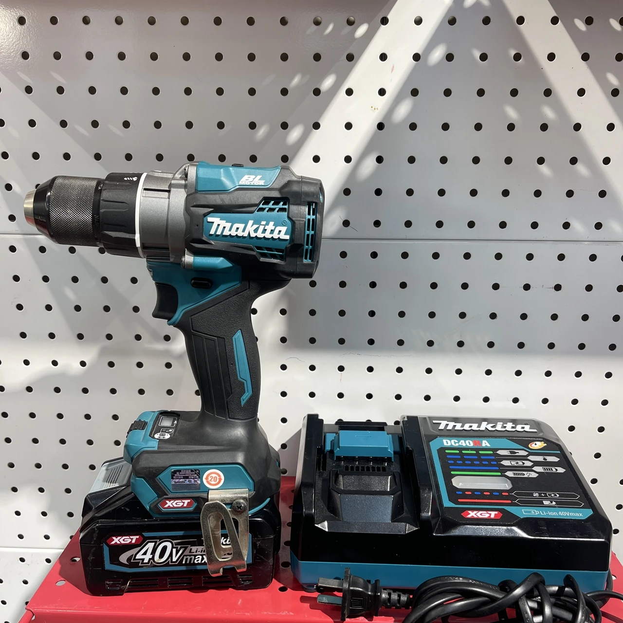 Makita Makita 40V rechargeable drill DF001 lithium brushless high torque impact drill includes a 4.0AH battery and charger