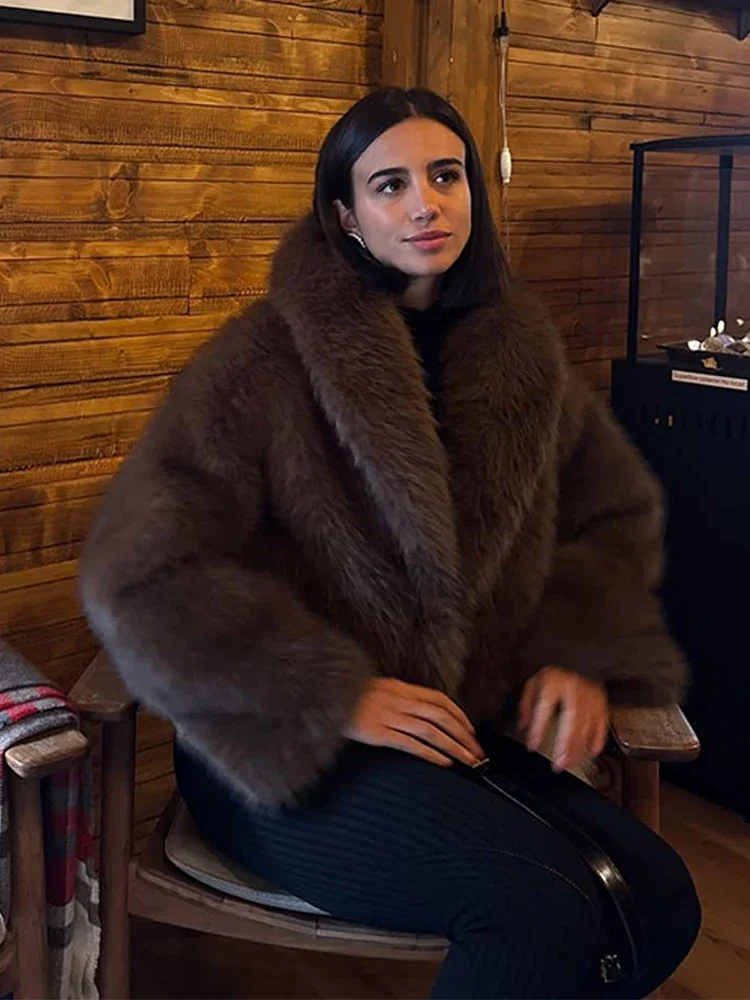 เสื้อโค้ทขนเฟอร์เทียมสีน้ำตาลสำหรับผู้หญิง แขนยาว ปกขนฟู ทรงหลวม อุ่นหนา แฟชั่นฤดูหนาว 2025 เสื้อคลุมสไตล์ไฮสตรีท