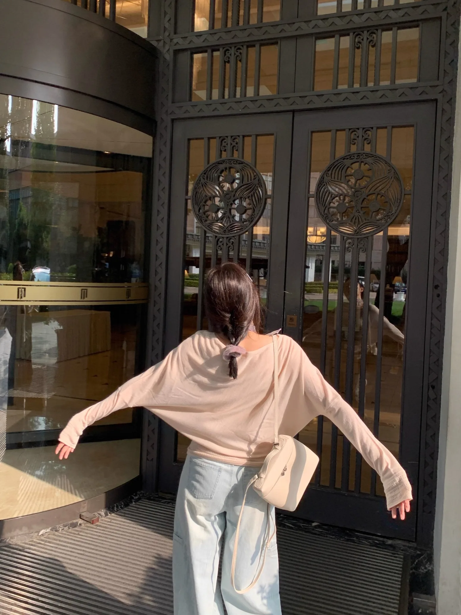 

Вязаный шерстяной свитер Island Knows Early Autumn Milk Tea Pink с одним открытым плечом, мягкий на ощупь, белый, подчеркивающий фигуру, женская повседневная вязаная одежда