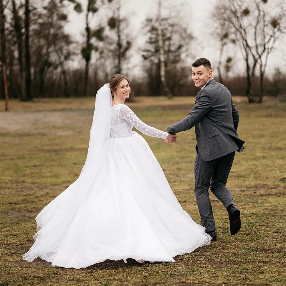 Wykwintne koronkowa suknia ślubna z długim rękawem z okrągłym dekoltem Vintage iluzja sukienki panny młodej perspektywiczne tiul vestidos de novia