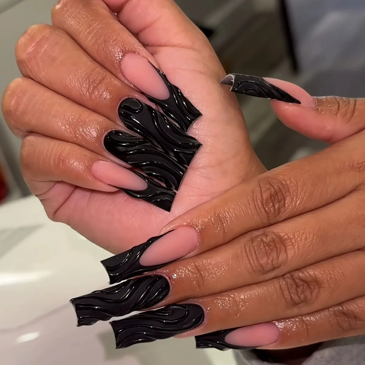 

24PCS 3D Crystal Water Ripple Fake Y2k Nails Press On Acyrlic Nails Long Square Frosted Black French False Nails Decor Removable
