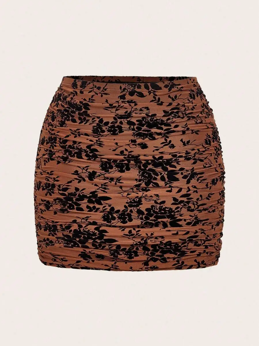 

Женская мини-юбка с цветочным принтом и рюшами - коричневая с черными розами