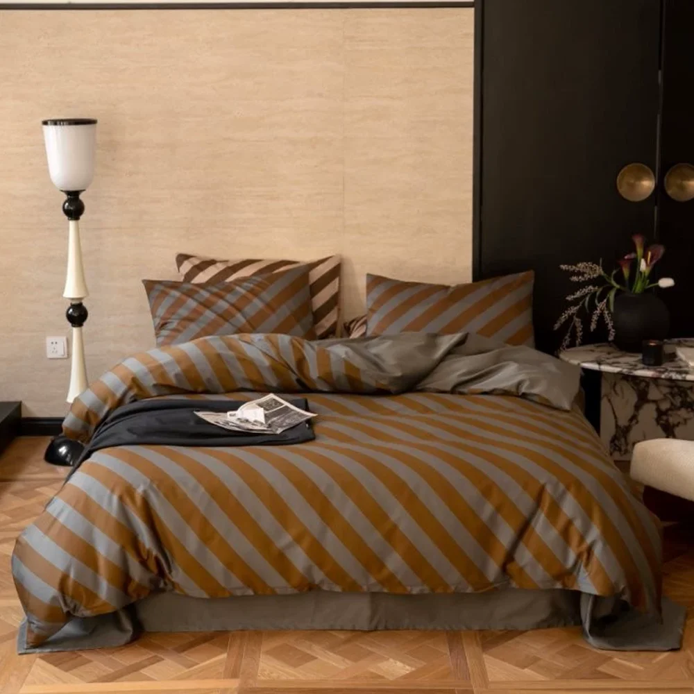 

Премиальный комплект постельного белья из 100% сатина и длинноволокнистого хлопка с жаккардовым узором: пододеяльник, простыня на резинке и наволочки. Коллекция элитного постельного белья.