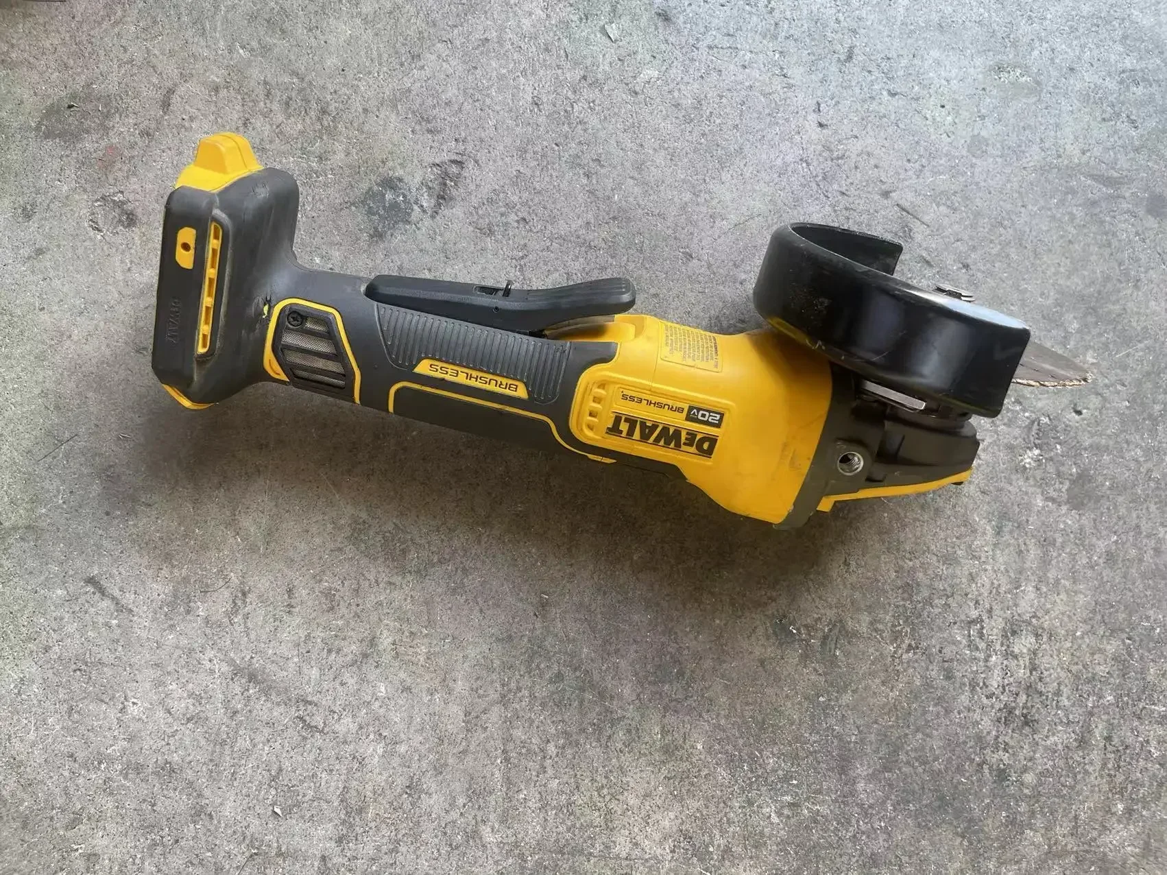 

DeWalt DCG415B 20V MAX BL Li-Ion 4-1/2 in - 5 in Angle Grinder (Tool Only) .SECOND HAND