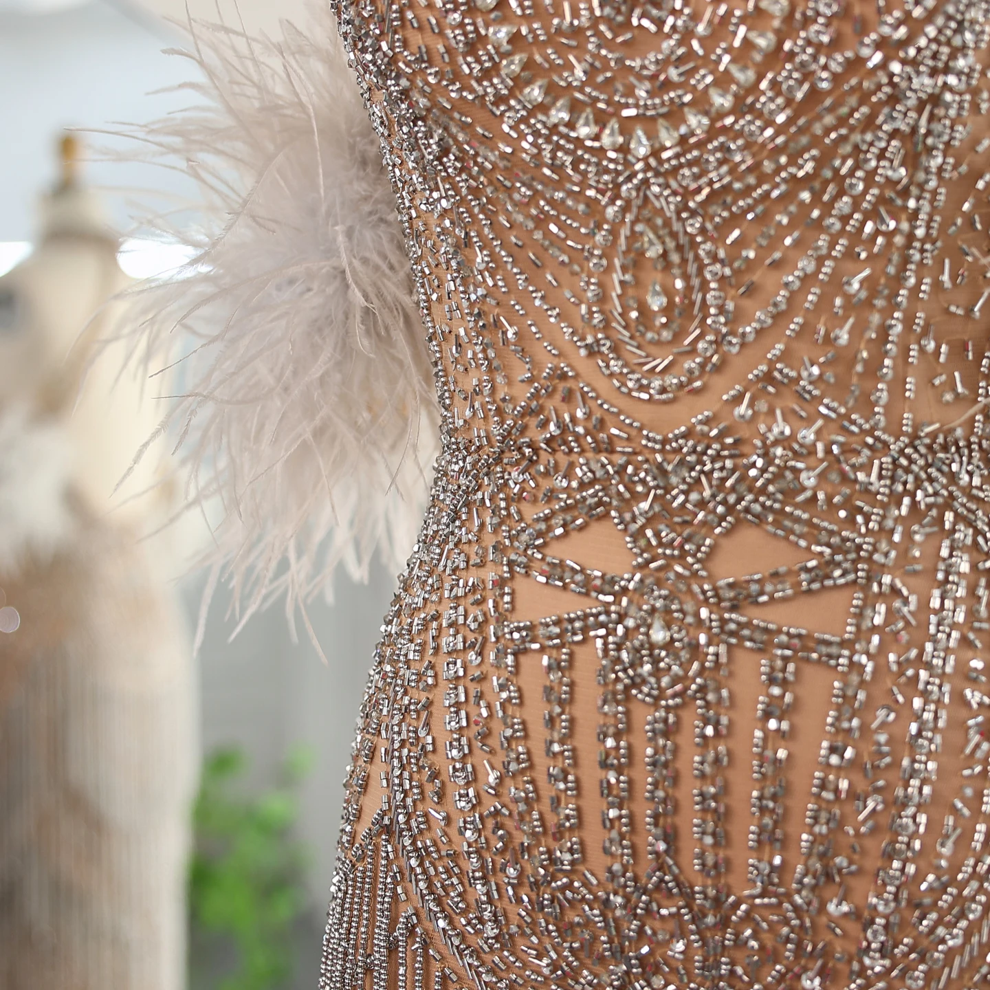 Sharon Said Dubai Luxus-Abendkleid mit Quasten und Federn in Silber-Nude, Meerjungfrauenstil, mit Halskette und hohem Schlitz, Damen-Ballkleid, SS187, maßgeschneidert – Detail 7