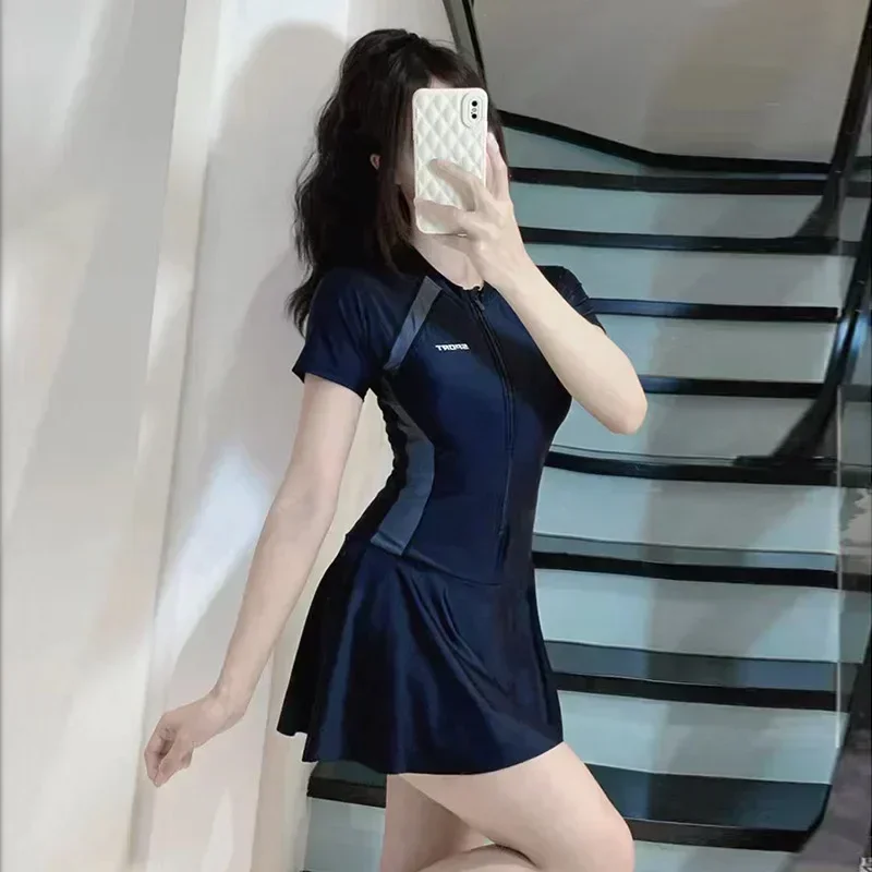 زي السباحة النسائي قطعة واحدة رياضية بسيطة فستان جديد محافظ سبا ملابس السباحة رقيقة ضئيلة عطلة