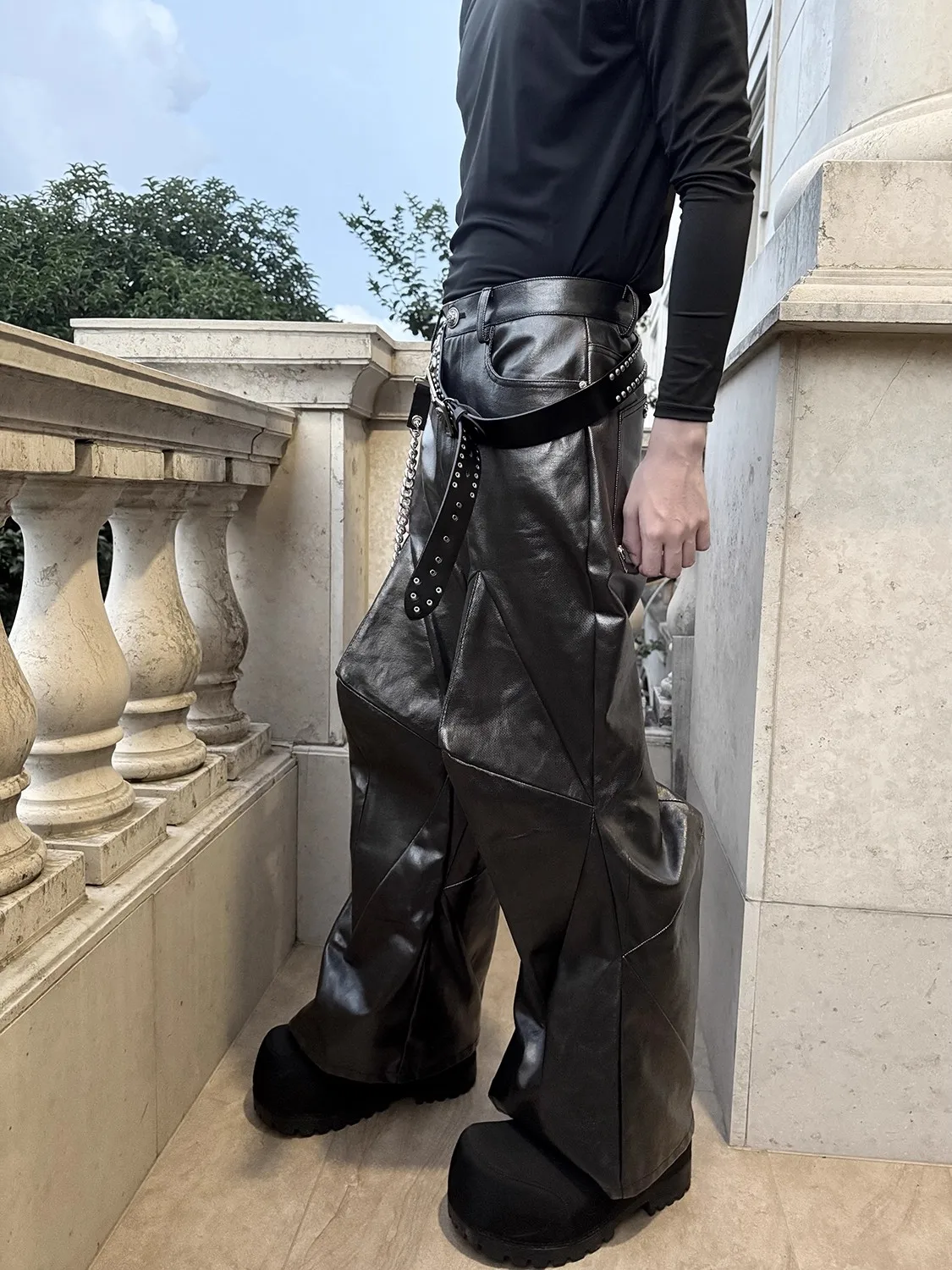 

Mauroicardi весна осень длинные блестящие черные брюки из искусственной кожи мужчины персонализированные люкс дизайнер эмо одежда уличная одежда подиум европейская мода 2025 кожаные штаны мужские