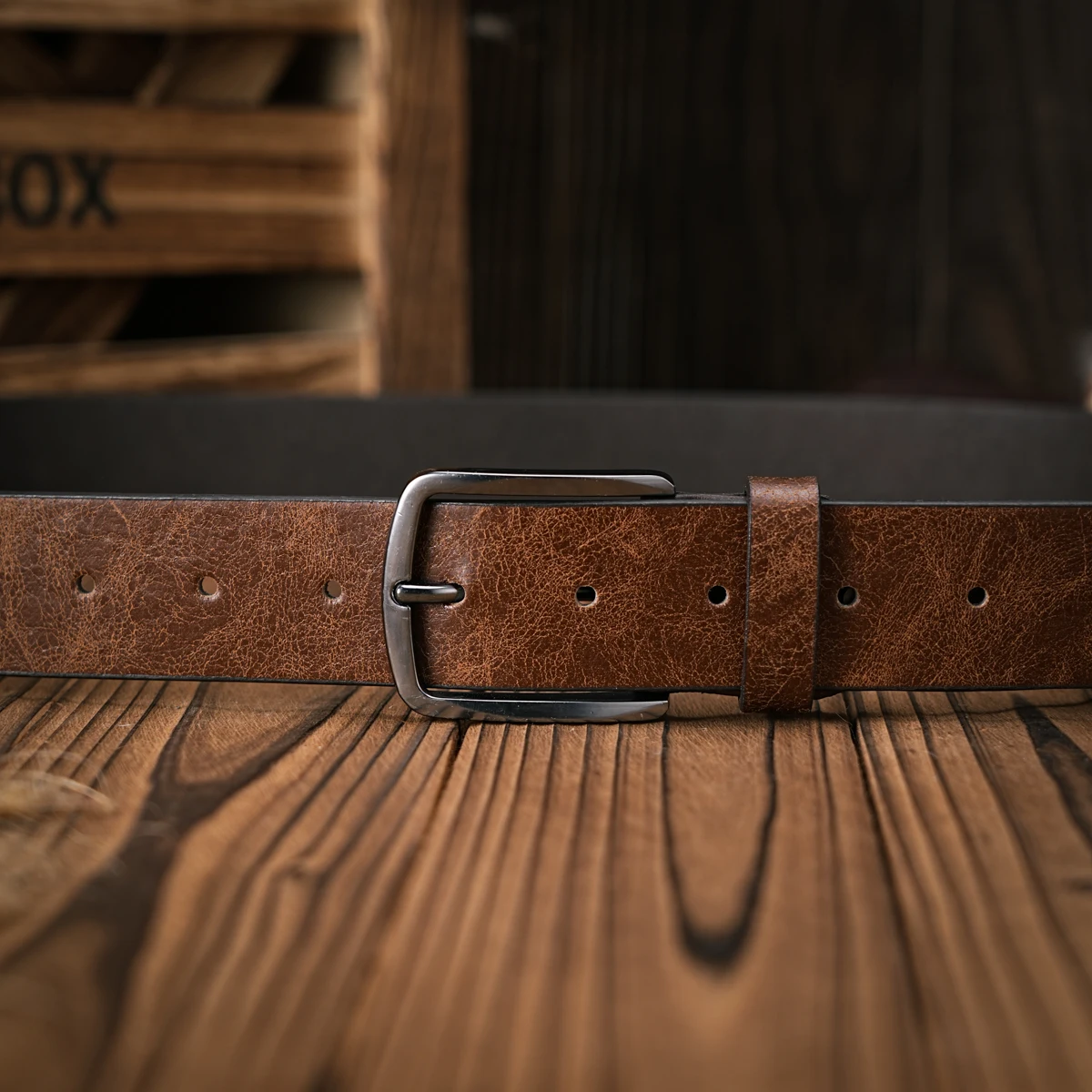 Ein Retro-Gürtel mit Metallschnalle für Herren und Damen im Casual-Stil aus braunem PU-Leder, geeignet für den täglichen Geschäftsalltag in allen Jahreszeiten. – Detail 2