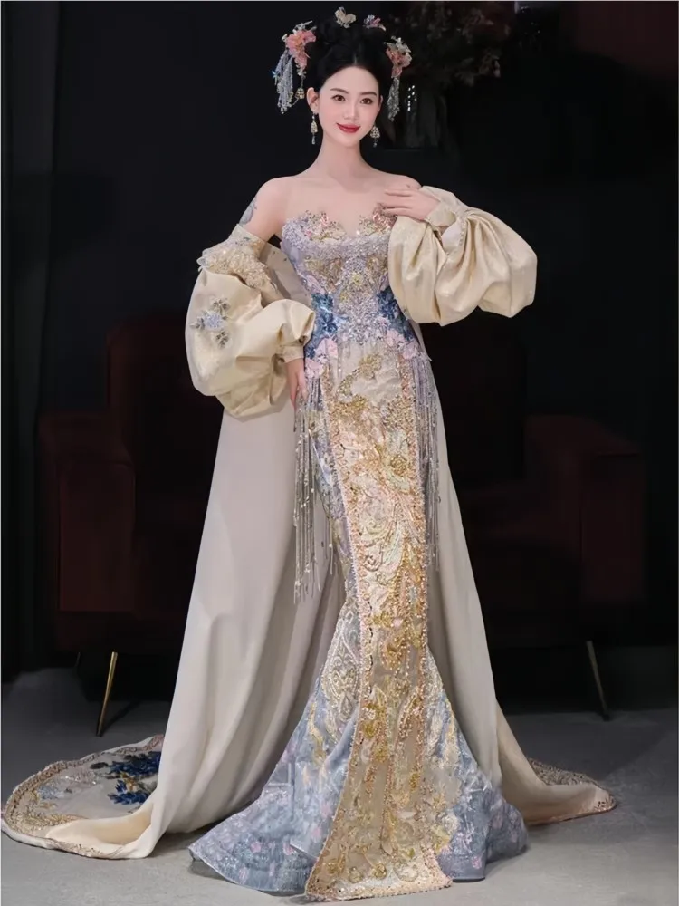 The new Chinese-style wedding dress for brides including fishtail drag and toasting