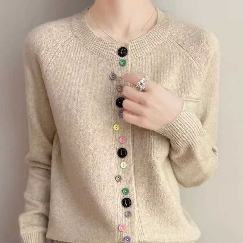 Autunno/Inverno 2025 Nuovo cardigan da donna con bottoni colorati e collo rotondo, maglione di lana sottile, maglieria