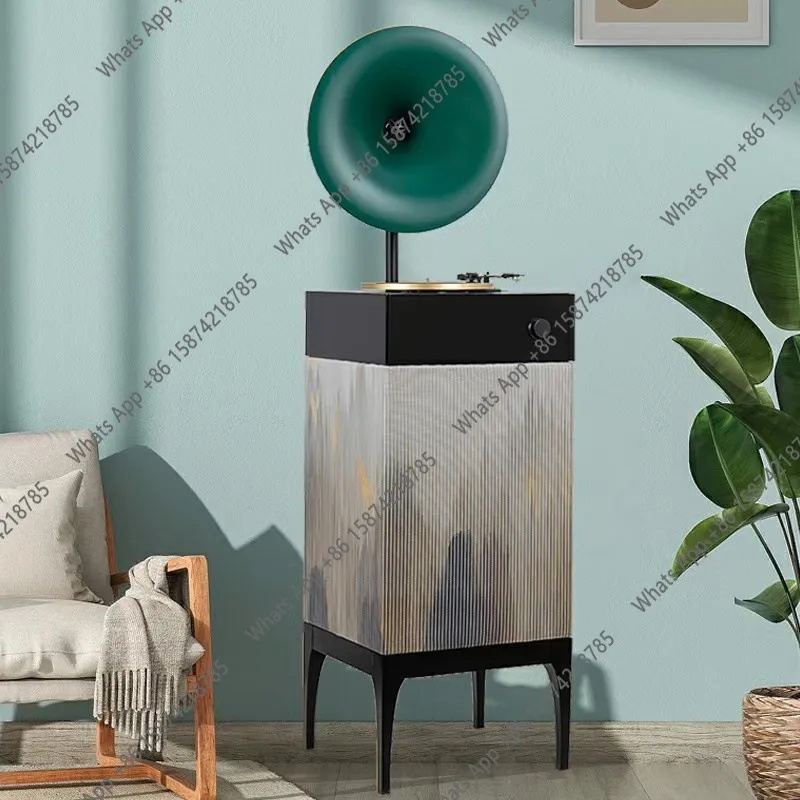 

Современный виниловый проигрыватель в стиле лёгкой роскоши, декоративный, дизайнерский, с высоким уровнем стиля и модным дизайном.