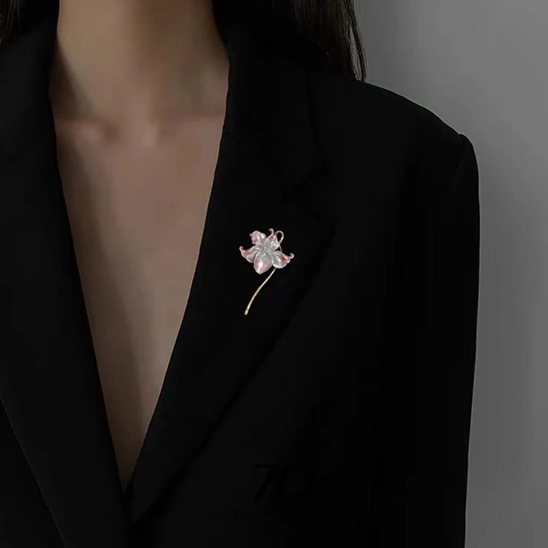 New Style Temperament Sense Water Lily Enamel Lily Flower Brooches For Women Weddings Banquet Office Brooch Pins Gifts