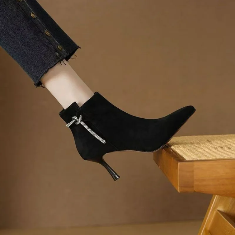 

2025 New Women's Sexy Pointed Toe High Heel Ankle Boots - Thin Heel Short Boots, Elegant Commuter Ankle Boots for Autumn/Winter