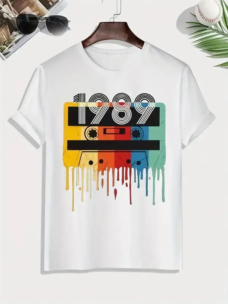 Retro 1989 Tape Graphic Print Men\'s Creative Top, Casual Slightly Stretch Short Sleeve Crew Neck T-shirt, Men\'s Tee For Summer