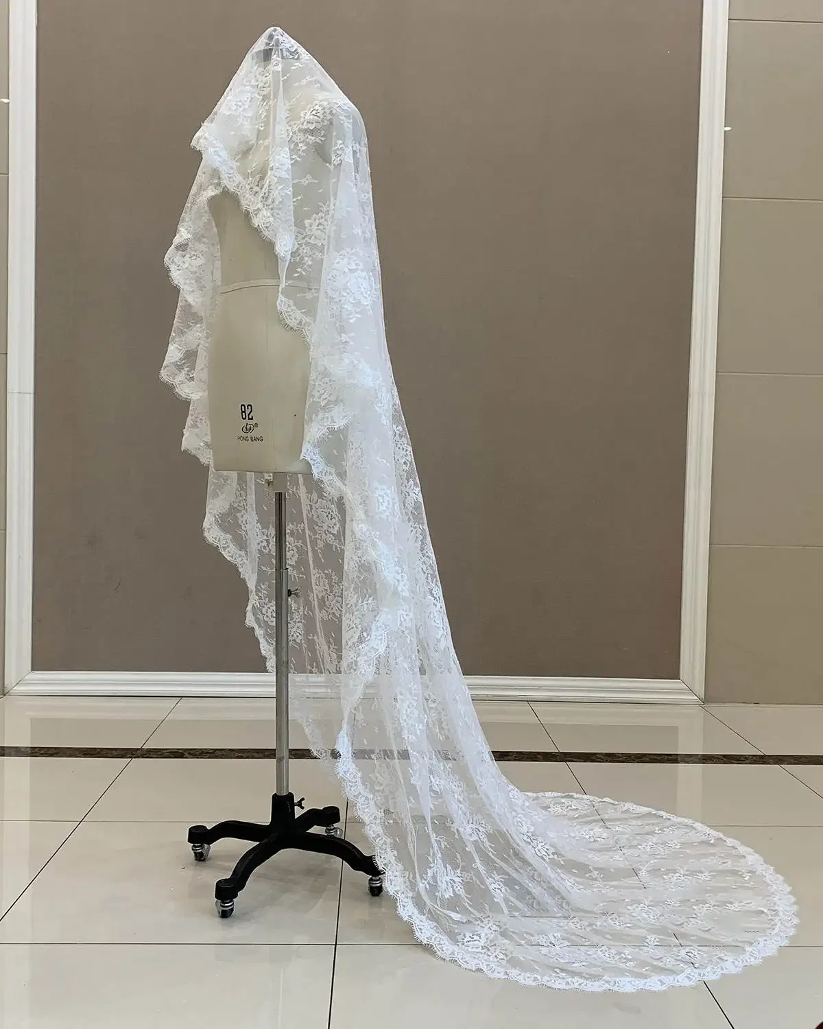 

Gorgeous Bridal Veils Women One-Layer Lace Appliques Lace Edge Chapel Veil Bride Complementos Velo De Novia Customized