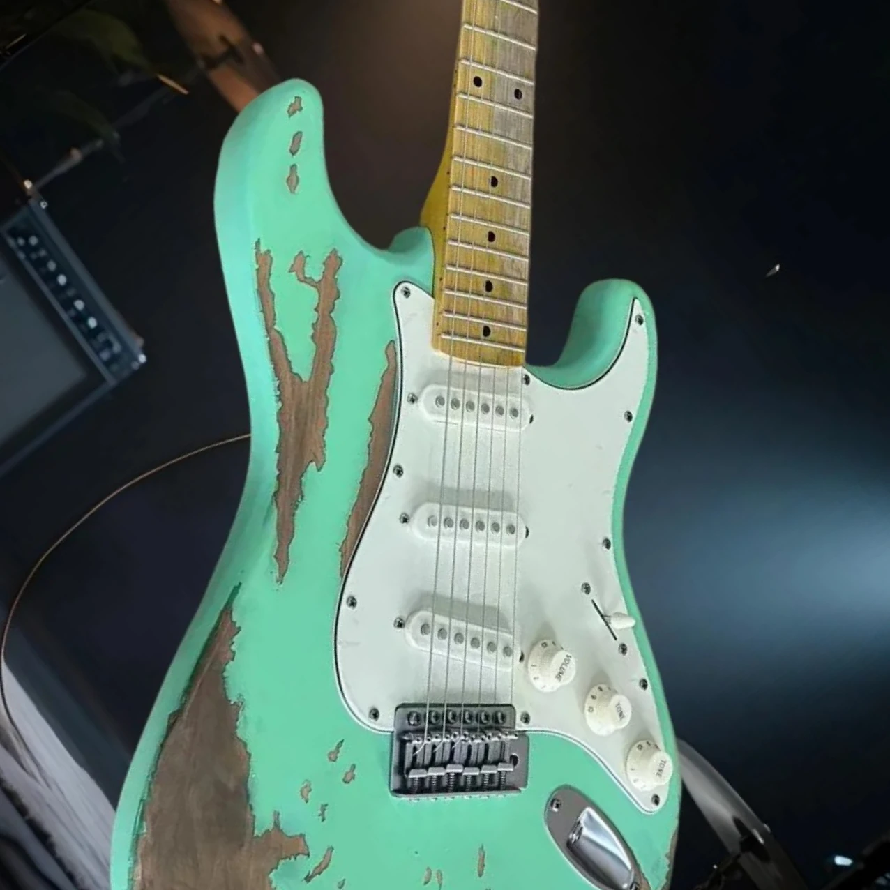 Venta caliente Vintage verde ST Blues Rock edición cuerpo de madera de aliso diapasón de arce guitarra de Metal Unisex 2025