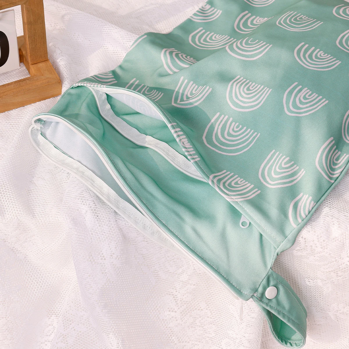 HappyFlute نمط جديد INS 30*40 سنتيمتر عالية السعة مزدوجة سستة تصميم مقاوم للماء وقابل للغسل متعدد السيناريو استخدام حفاضات Wetbag