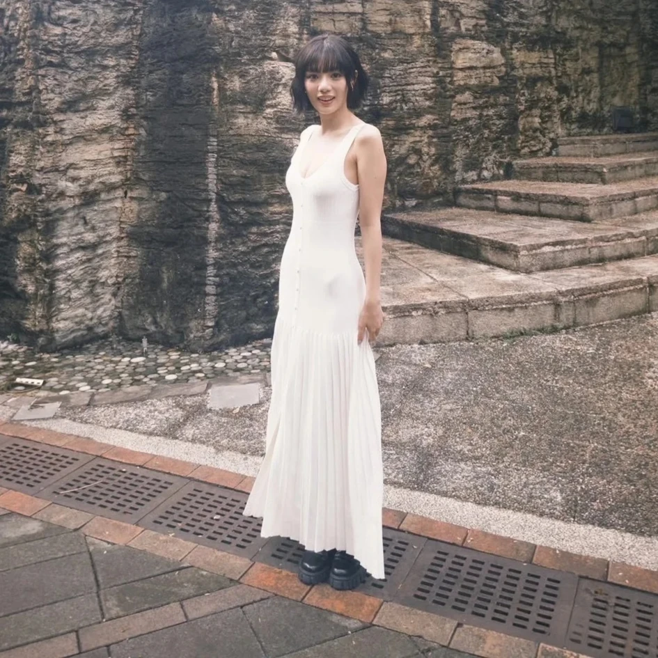 

Женское вязаное платье-жилет весна-лето 202, милое платье с U-образным вырезом и инкрустацией бриллиантами, элегантный эластичный трикотаж, повседневная шикарная одежда