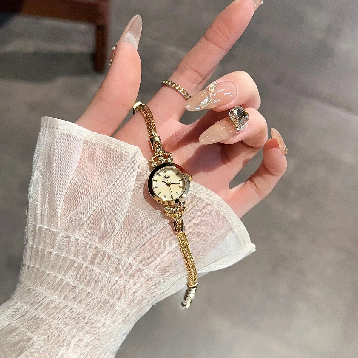 Reloj ultrafino a la moda para mujer, reloj de pulsera de cuarzo con esfera pequeña dorada de lujo, reloj de pulsera sencillo y elegante para mujer, regalo