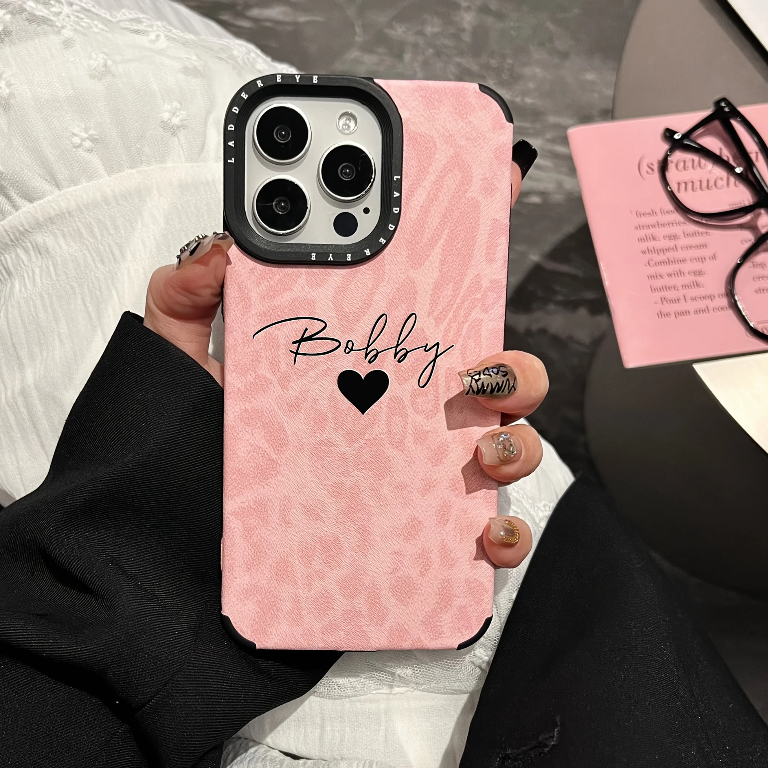 Funda para iPhone 18, 17, 16, 15, 14, 13 Pro Max Plus, con diseño personalizado de iniciales y nombre, y estampado de leopardo rosa en cuero sintético.