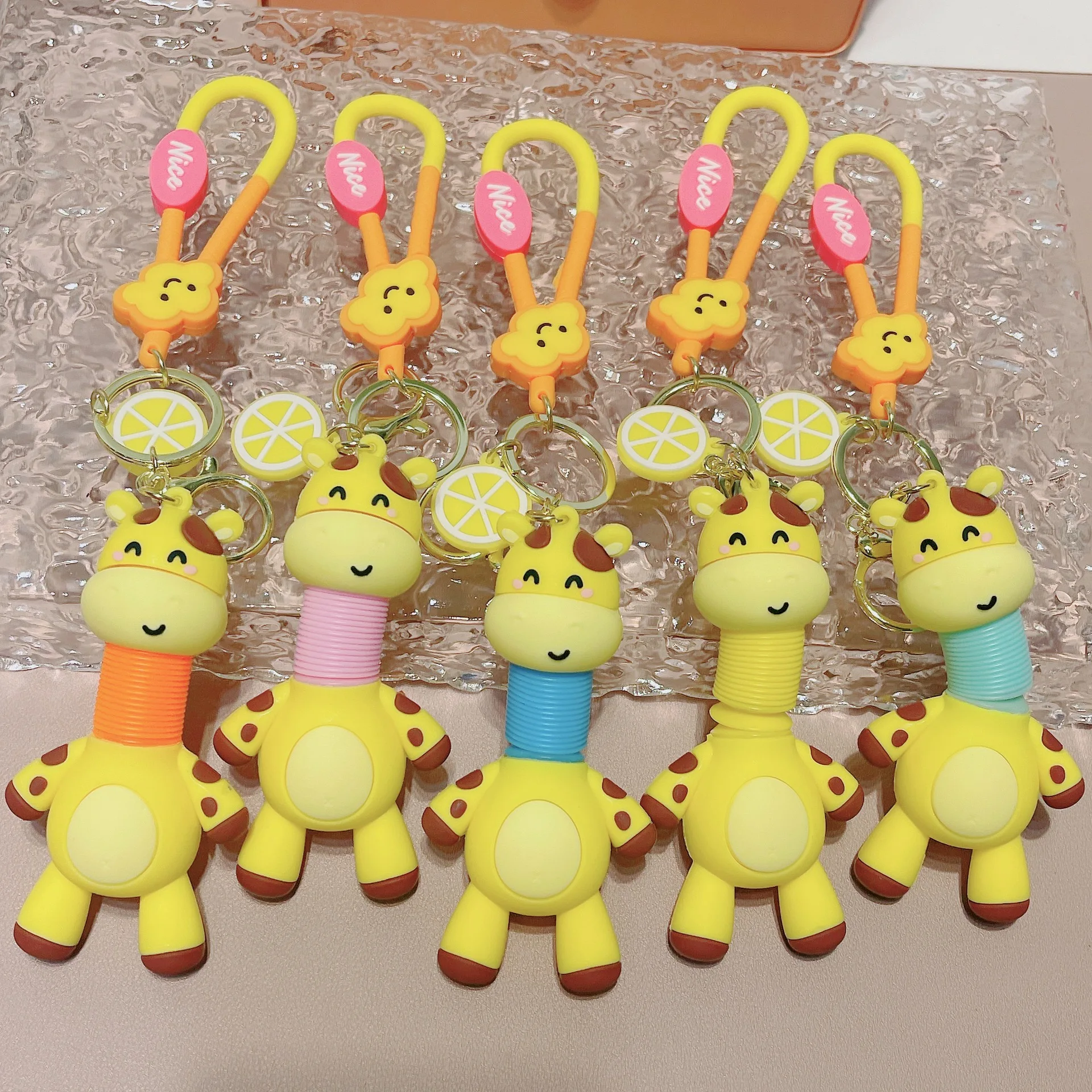 

Cartoons Retractable Giraffes Doll Keyring Children Toys Creative Vehicle Handheld Keychains Couples Backpack Pendants Kid Gifts