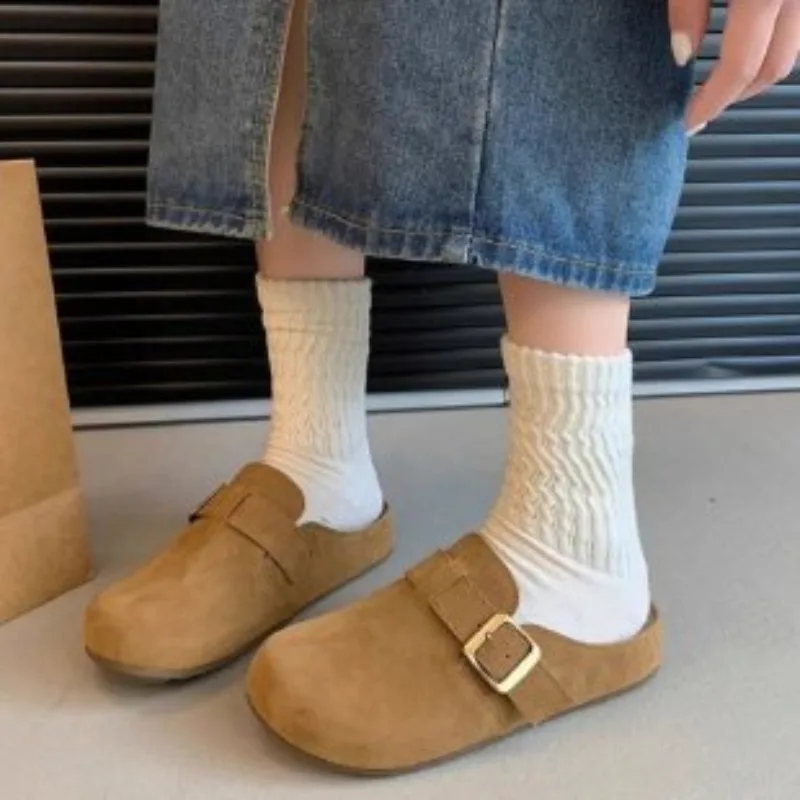 Tan Wildleder-Mules für Damen, mit zwei Riemen und Schnalle, zum Überziehen, offener Rücken, Boston-Clog, lässig, weich, bequem, für den Alltag, koreanisch, sportlich, modisch, schick. – Detail 2