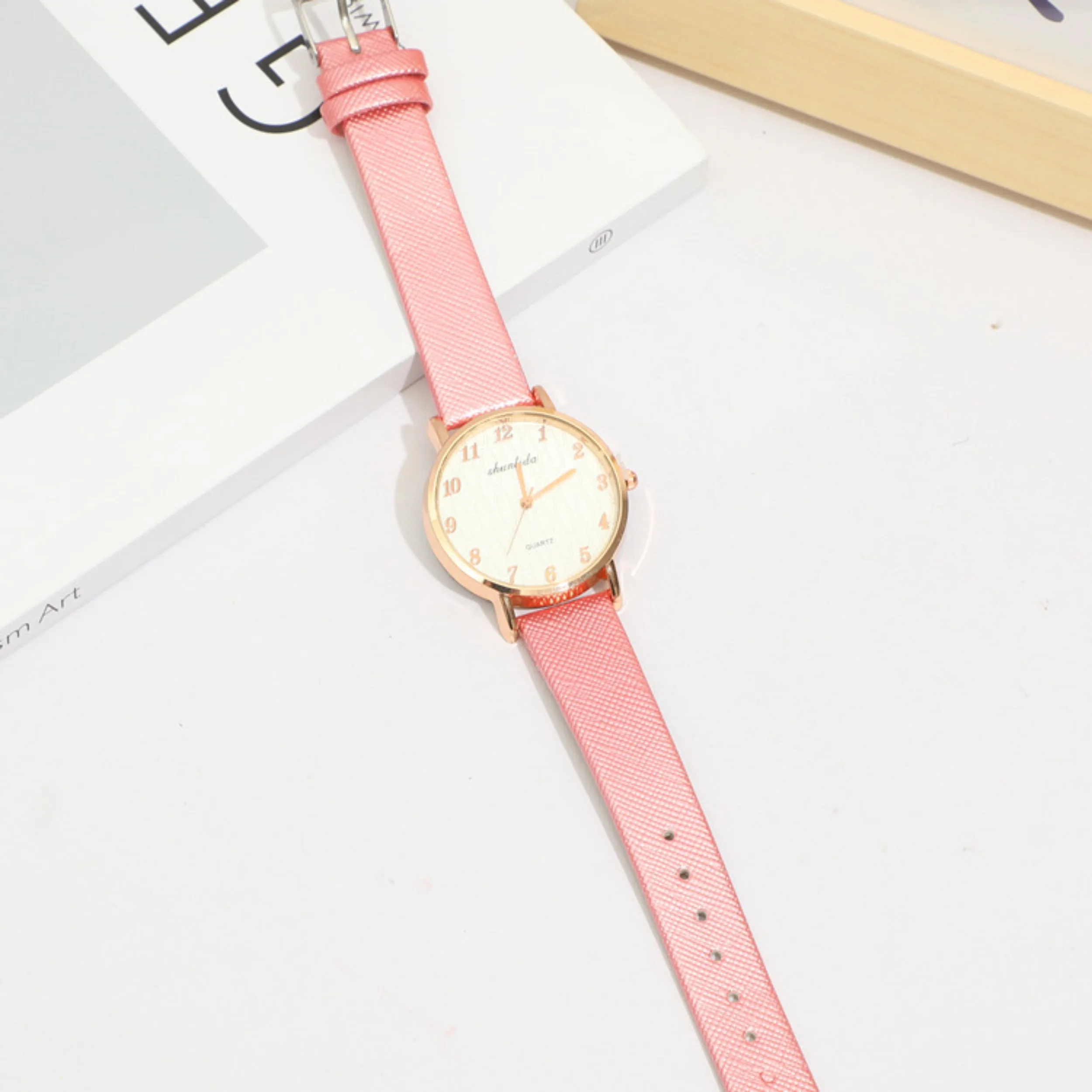 

Fashion Simple Ladies Branded Watch Luxury Yellow Round Waves Women Quartz Watches Casual Ladies Gift Clocks