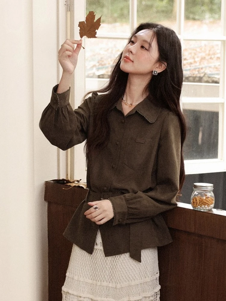 ALXNAN Plus Size Overhemd Bruin Revers Kant Kantoor Dame Overhemd met Riem 2025, Herfst Losvallend Casual Lange Mouw Blouse Dames D57750