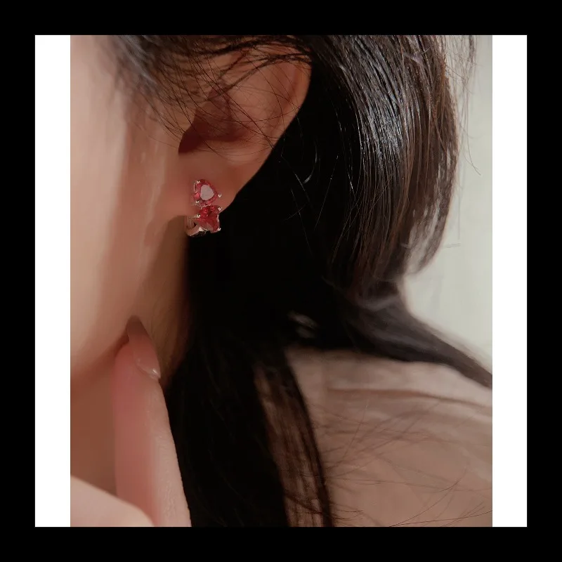 S925 الفضة على شكل قلب الأحمر الزركون الأذن مشبك بسيط مزاجه الموضة الراقية ضوء الأقراط الجديدة الفاخرة