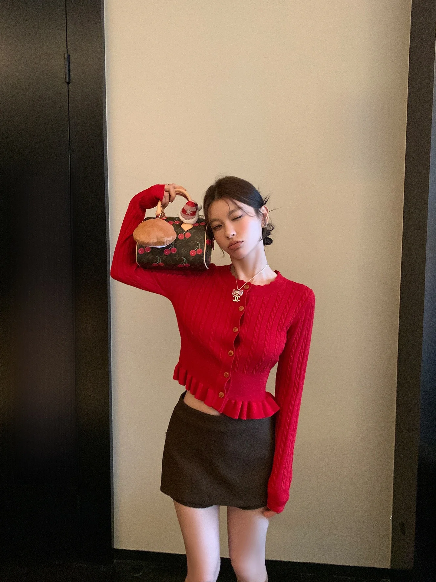 

LIONE Slim Fit Knitwear Waist Cinched Twist Wave Cisas New Year Red Casual Sle Medium Softn Long Sve Knitted...