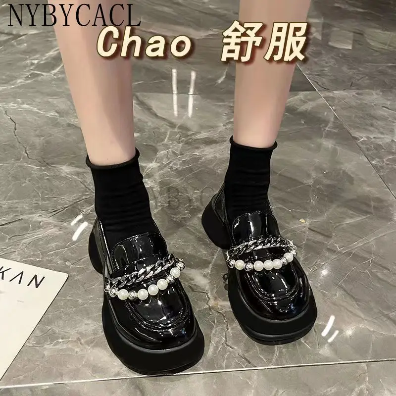 

2023 Patent Leather Mules Metal Chain Pearl Bowknot Women Flattie Creepers Vulcanize Platform Shoes Thick Soled Cover Toe Slides