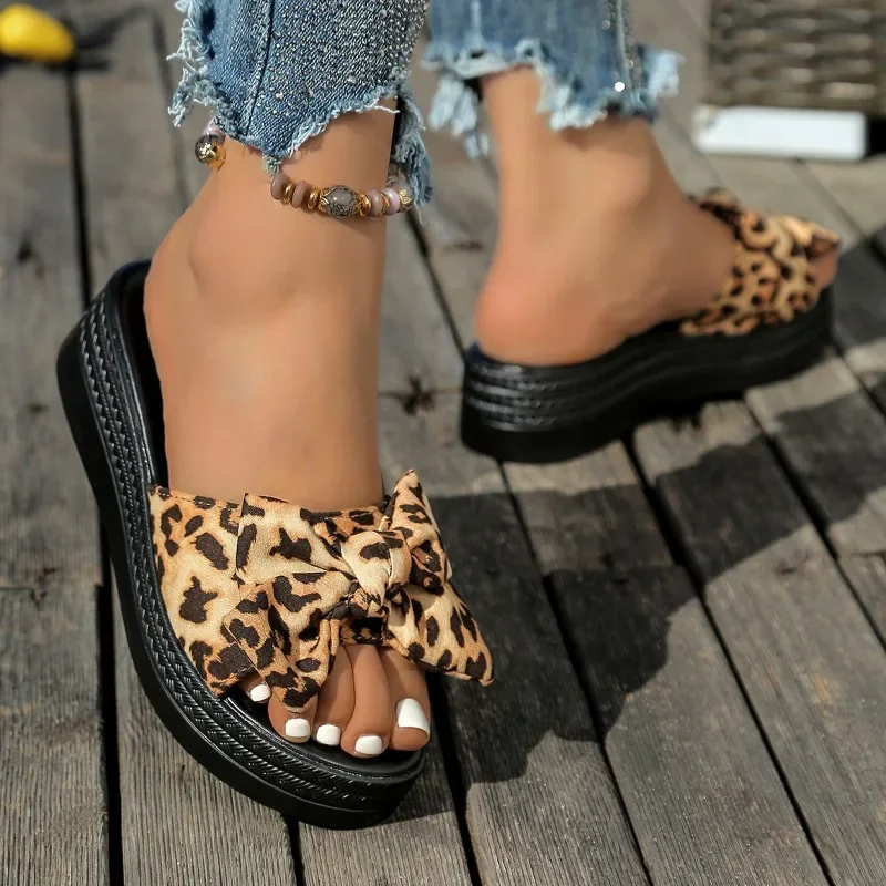 Plus size 2025 verão dedo do pé redondo chinelo feminino laço sandálias plataforma ao ar livre feminino com leopardo plana com venda quente chinelos