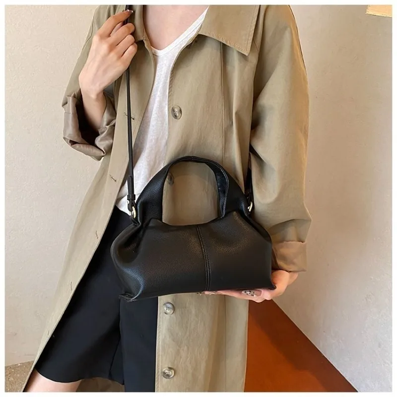 Mini-Halbmond-Umhängetasche, kompakt & stilvoll mit Wildleder-Finish und Bärenmotiv, kleine Kapazität für alltägliche Freizeitaktivitäten & Arbeit – Detail 6