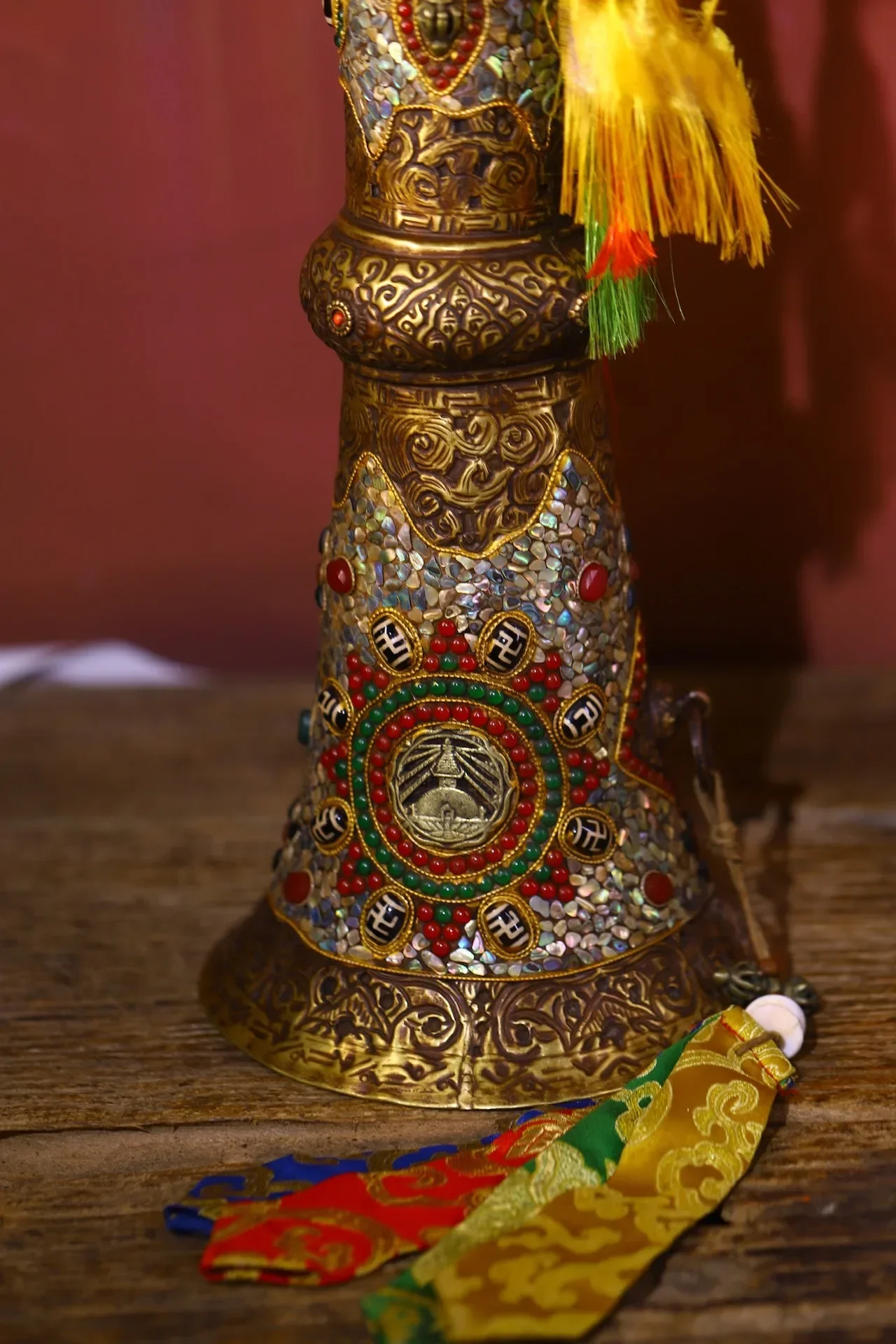 

45"Old Xizang Folk Collection Old Bronze Mosaic Gem gZi Beads Shell Buddha Suona Horn Amulet Worship Hall Town house Exorcism