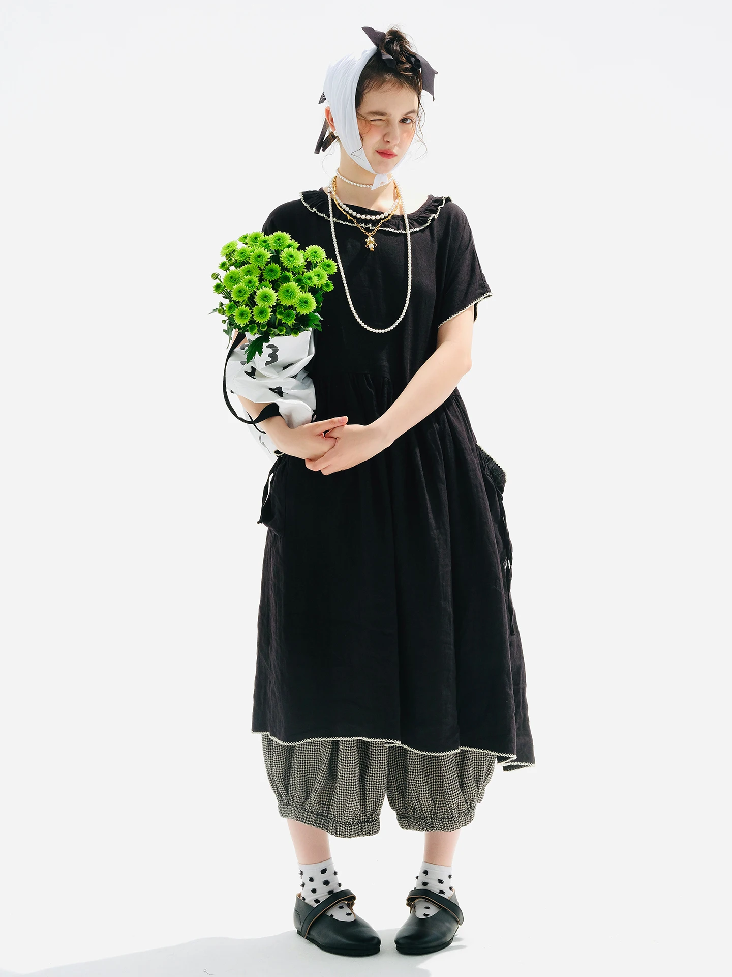 Czarna damska sukienka midi z krótkim rękawem i białymi przeszyciami oraz kieszeniami Casualowa sukienka o luźnym kroju 255200