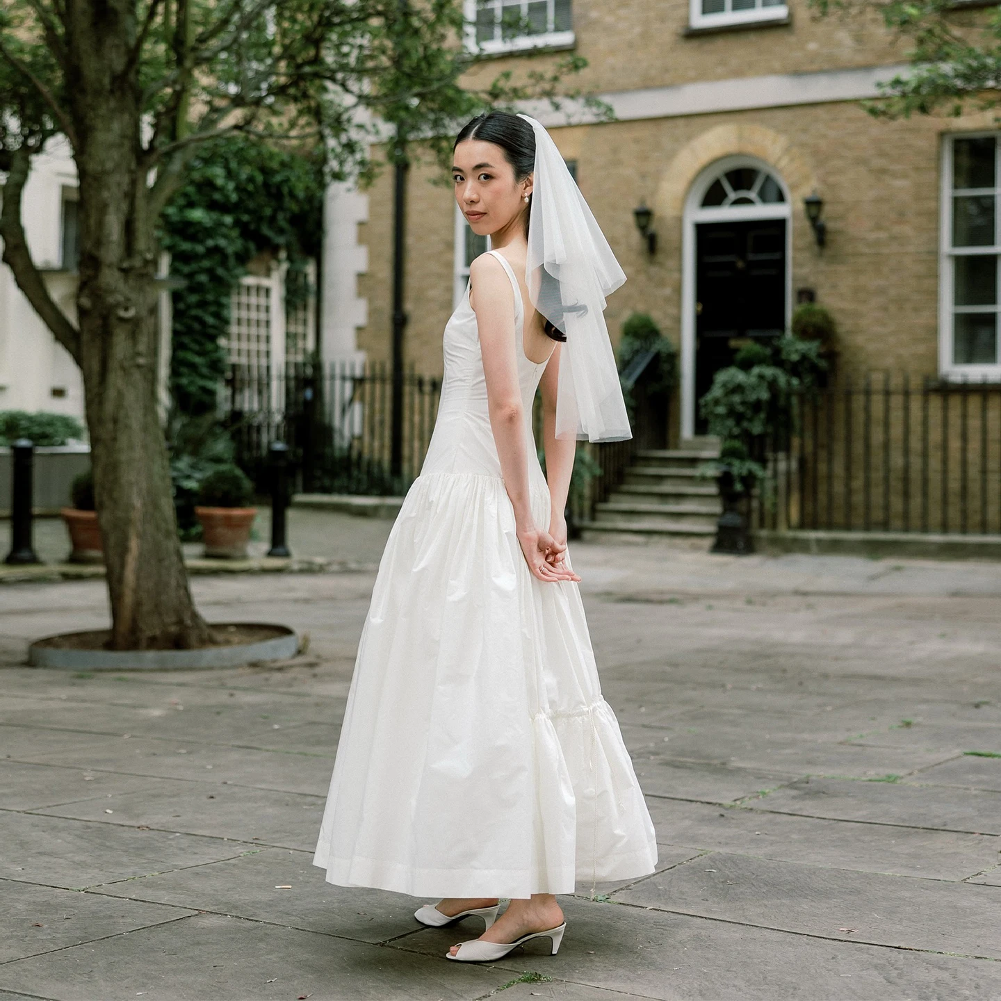 السباغيتي الأشرطة التفتا فستان الزفاف القصير ساحة طوق بلا أكمام الكاحل طول فستان الزفاف حزب بسيط ألف خط ثوب الزفاف