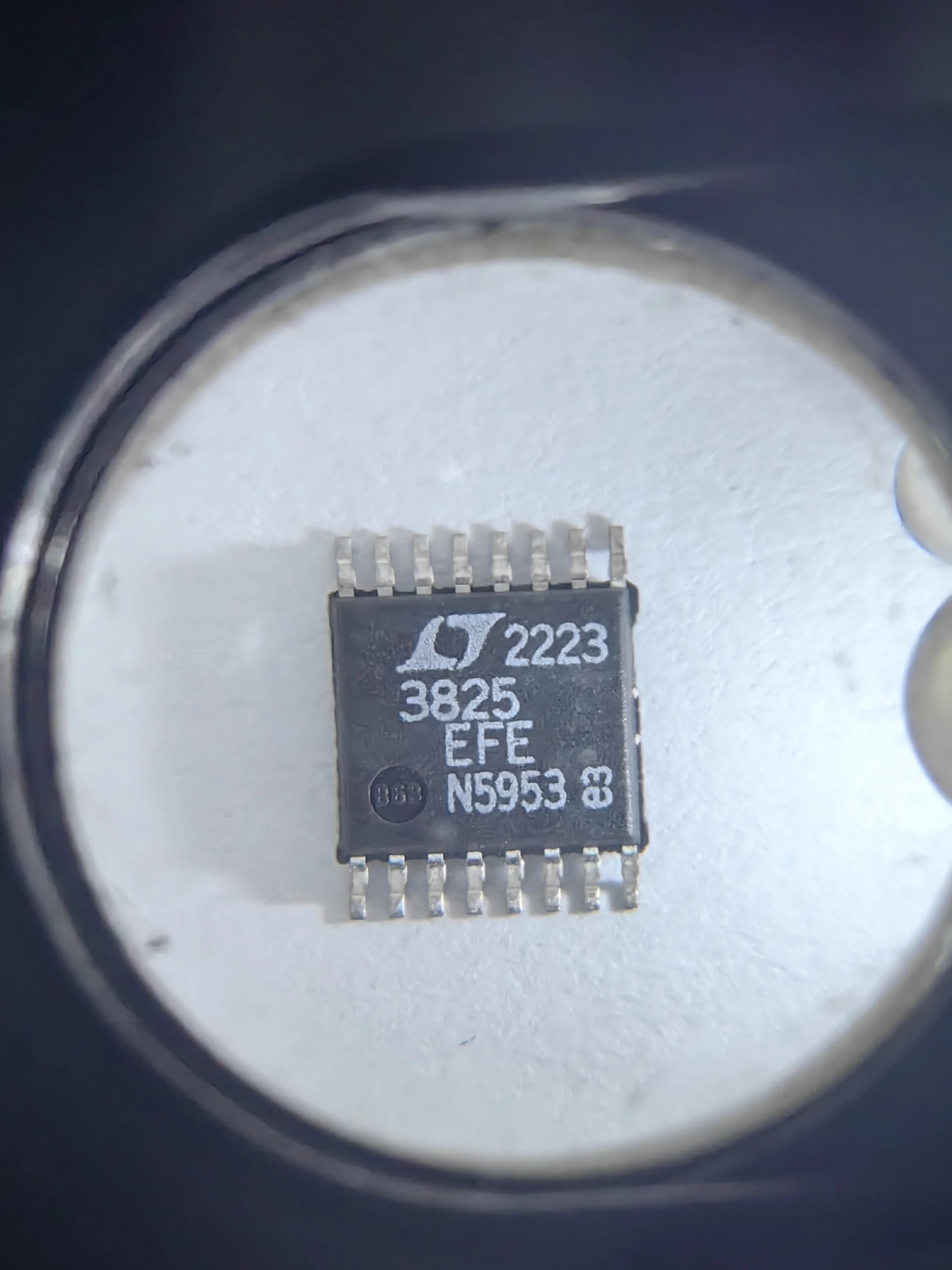 LT3825EFE LT3825 - Isolated No-Opto Synchronous Flyback Controller with Wide Input Supply Range