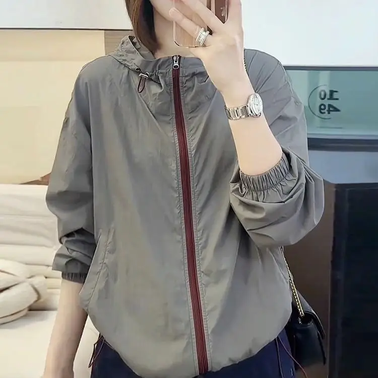 

Европейская солнцезащитная одежда для женщин, лето 2026, дышащая, с контрастной молнией, свободная, с капюшоном, тонкая