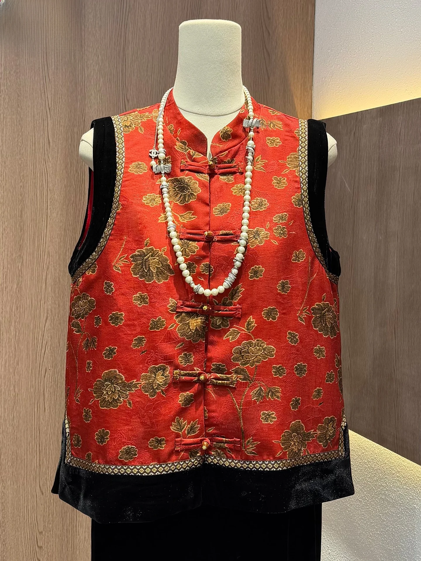 

Новый китайский шелковый бархатный жилет в стиле пэчворк, ранняя весна 2026, элегантная одежда для мам, омолаживающий эффект, открытый кардиган