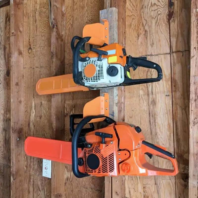 Wall Mount Chainsaw Hanger Chainsaw Holder Rack Chainsaw Holder For 009 011 200T，Heavy Duty Chainsaw Holder Garage Organization