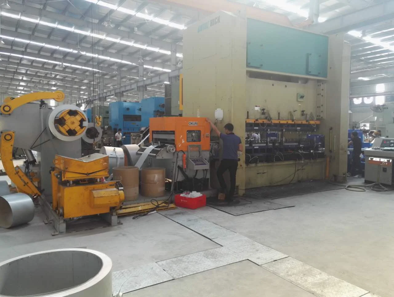 Manuelle Metallstanzmaschinen mit automatischer Presse. Handelstanzmaschine zum Stanzen von Metalllöchern