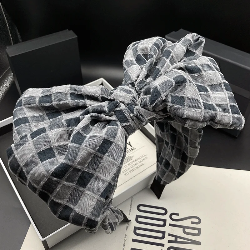 

Grey checkered large bow hair clip headband for women, personalized for going out, hair pressure headband