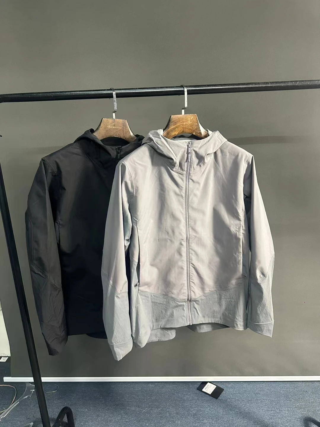 

Windproof Waterproof Soft ell Jaet Men's Outdoor Clothing No-iron Treaent Regular Sve Length Hooded Zipper Closure