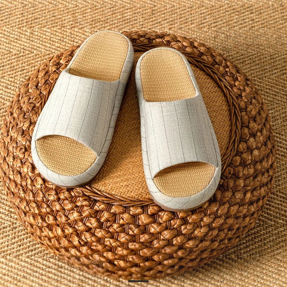 شباشب من القطن والكتان للنساء والرجال للخريف والشتاء أحذية أرضية منزلية نعل سميك نسيج قابل للتنفس مضاد للانزلاق للأزواج شرائح داخلية
