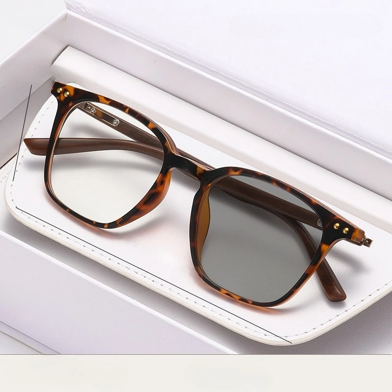 2026 Trendy Photochromic Reading Glasses Women Square Frame Color Changing Presbyopia Men Vintage Anti-UV Sunglasses 0+1.0+4.0