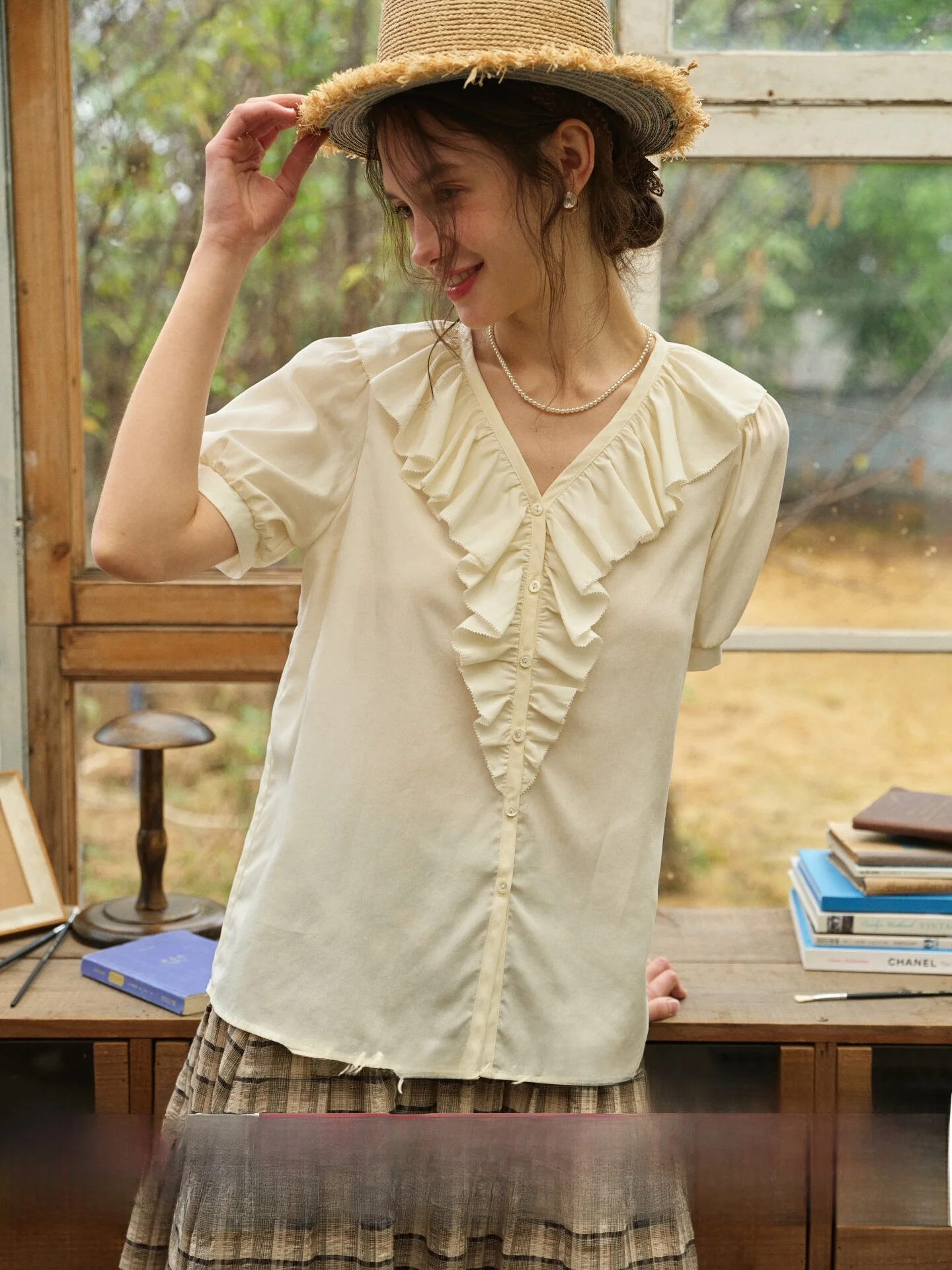 

SimpleRetro French Style Women's Shirt Short Sleeve V-neck Lace Collar Breathable Comfortable Straight Cut Office Top