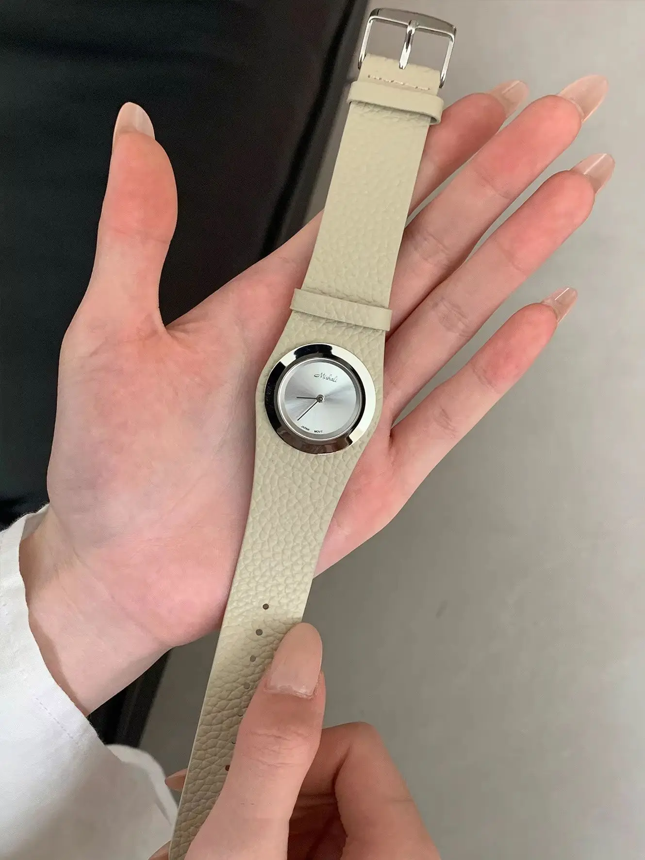 

NEW High end Fashion Women's Watch with Cream Beige Large Dial, Elegant and Exquisite Soft Leather Quartz Women's Watch Gift