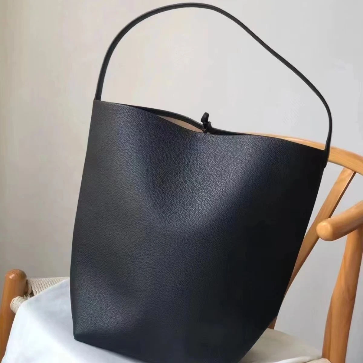 New Soft Genuine Minimalism Bucket Bag Luxury Designer Shoulder Handbag Elegant French Style Lady Large Capacity Tote Bag