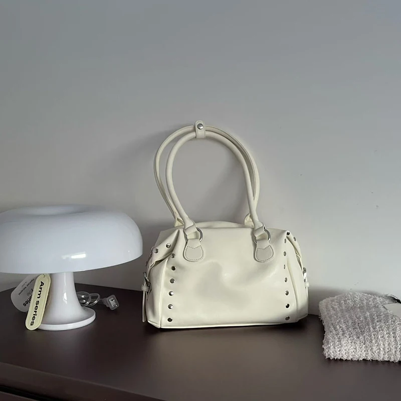 Handtasche im Punk-Metal-Stil mit Nieten, weiche PU-Umhängetasche im Y2K-Stil für Mädchen, einfarbige, modische Umhängetasche für Damen, ideal für die Arbeit und den täglichen Gebrauch. – Detail 2